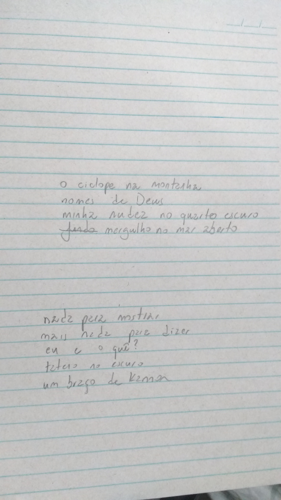 Foto de uma folha de caderno com uma poesia manuscrita com o texto que segue esta imagem. Na foto, a palavra "mergulho" tem antes dela a palavra "fundo" riscada.